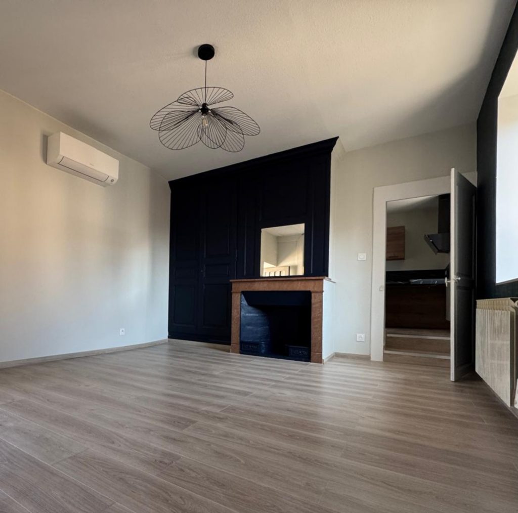 Appartement rénové avec isolation intérieure et climatisation réversible pour passer du DPE G à C.