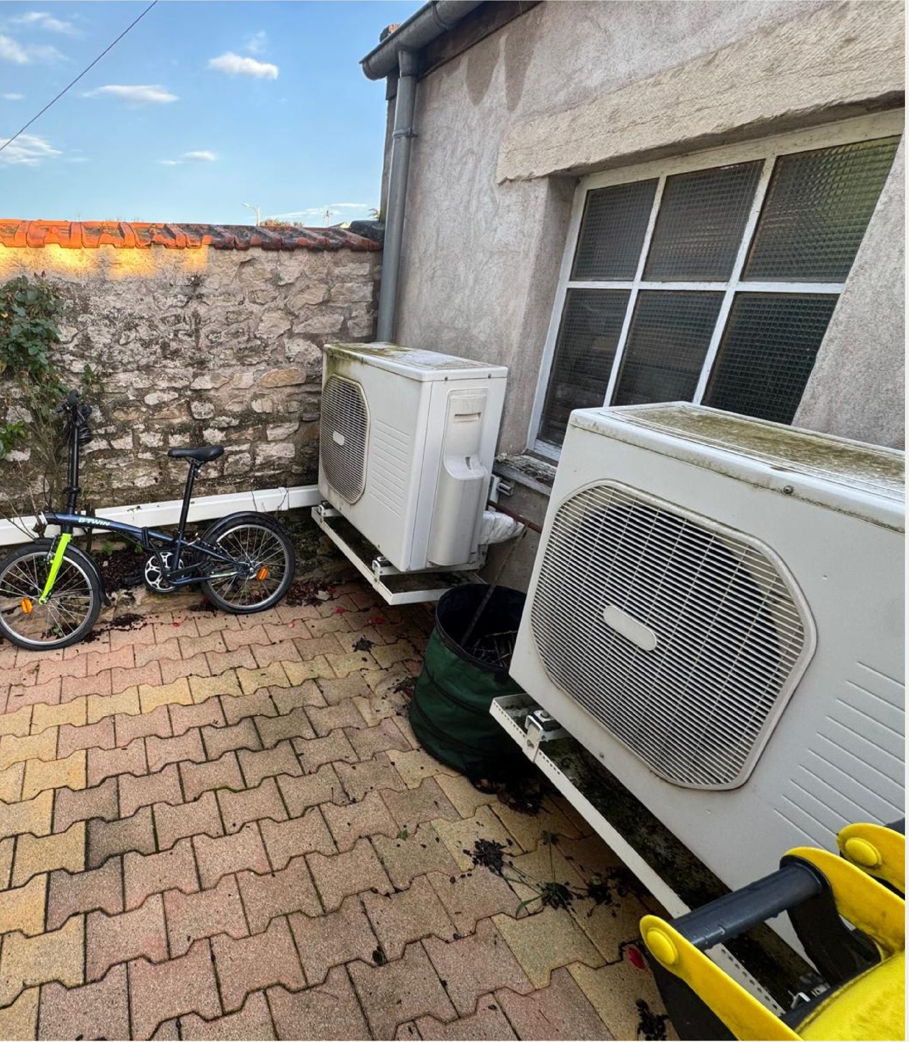 Pose de clim bi-split Daikin à Dijon : unités extérieures installées sur supports muraux par BHY Construction.